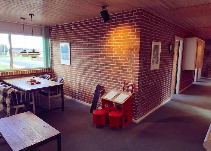 Comfortable 3- Bedroom With Free Parking *